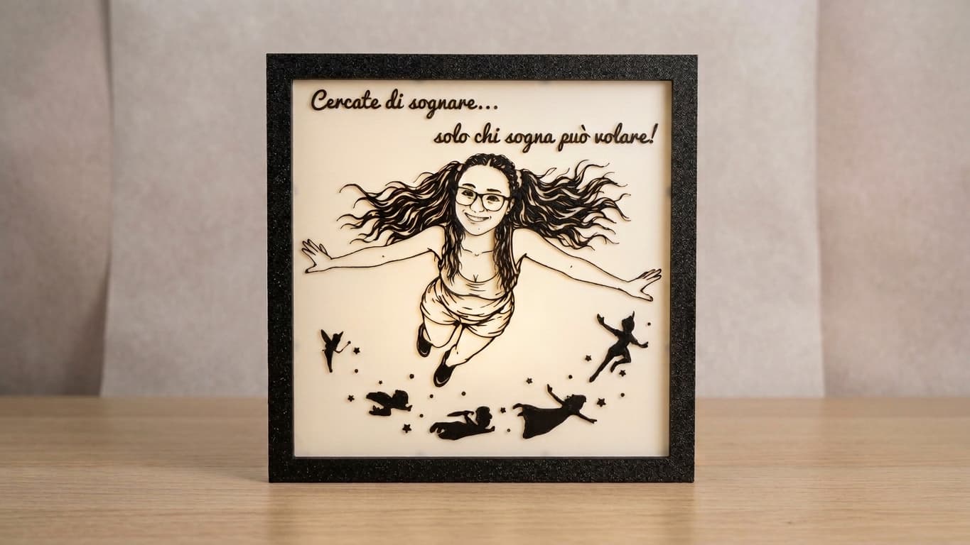 Quadretto 3D con illustrazione personalizzata di una ragazza che vola, ispirata a Peter Pan, con frase "Cercate di sognare... solo chi sogna può volare!"